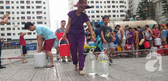 Hà Nội: Cư dân HH Linh Đàm dùng xe đẩy trẻ em tranh thủ đi lấy nước sạch - Ảnh 14.