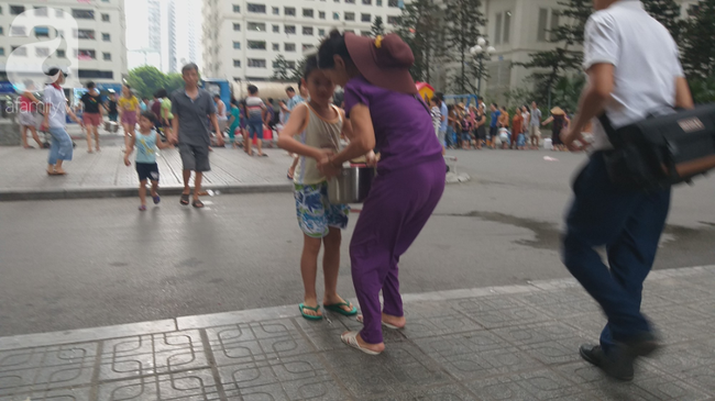 Hà Nội: Cư dân HH Linh Đàm dùng xe đẩy trẻ em tranh thủ đi lấy nước sạch - Ảnh 6.