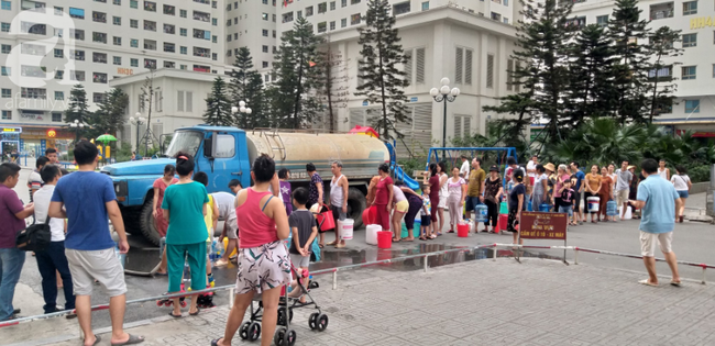 Hà Nội: Cư dân HH Linh Đàm dùng xe đẩy trẻ em tranh thủ đi lấy nước sạch - Ảnh 4.