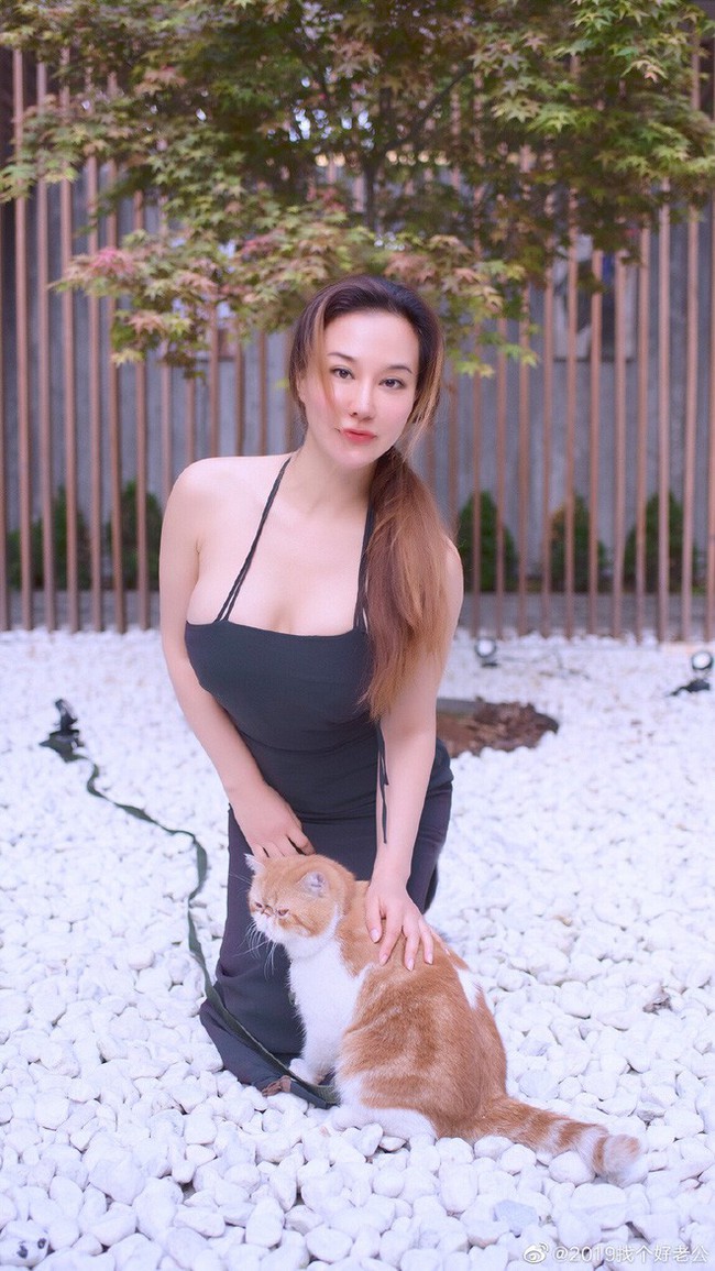 Cô gái gốc Việt gây náo loạn khi khoe ngực khủng để tuyển chồng với chỉ 1 câu đơn giản, dân mạng tìm ngay ra "thuyết âm mưu" phía sau - Ảnh 4. Cô gái gốc Việt gây náo loạn khi khoe ngực khủng để tuyển chồng với chỉ 1 câu đơn giản, dân mạng tìm ngay ra "thuyết âm mưu" phía sau - Ảnh 4.