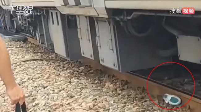 Người phụ nữ 27 tuổi tuyệt vọng quyết định tự tử, hình ảnh cô chạy lao ra đường ray nằm chờ xe lửa khiến ai cũng ám ảnh - Ảnh 4.