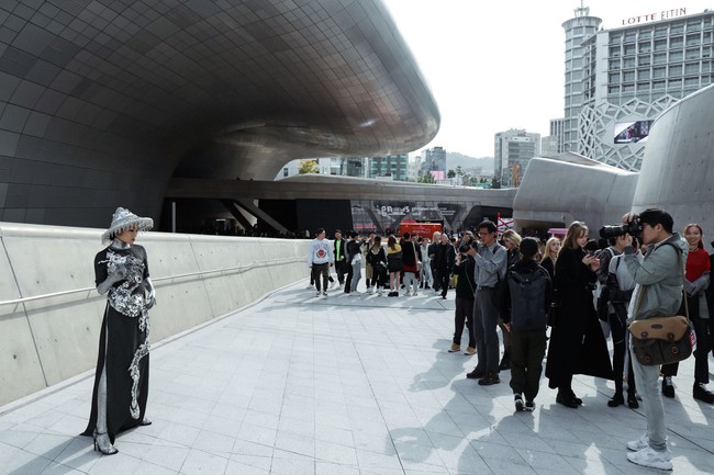 Ca sĩ Ti Ti ‘lột xác’ xuất sắc, chiếm trọn ống kính truyền thông tại Tuần lễ Thời trang Seoul 2019 - Ảnh 4.