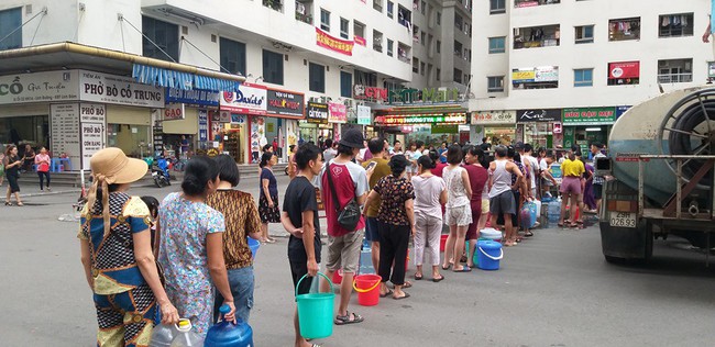 Giữa lòng thủ đô hiện đại, khung cảnh hàng người xếp hàng dài như thời &quot;bao cấp&quot; được tái hiện nhưng trong viễn cảnh không mấy dễ: Chờ lấy từng gáo nước sạch sau sự nước có mùi  - Ảnh 2.