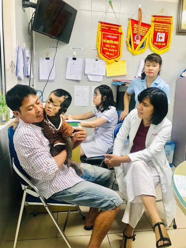 Căn bệnh hiếm gặp  khiến cậu bé Quảng Ninh có toàn bộ cơ thể từ cổ, lưng, mông, đến chân, tay đều là mảng da màu đen - Ảnh 2.