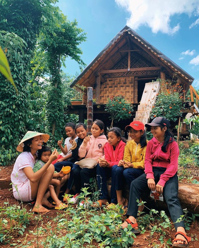 “Soi” nhất cử nhất động của sao Việt (14/10) - Ảnh 3. “Soi” nhất cử nhất động của sao Việt (14/10) - Ảnh 3.
