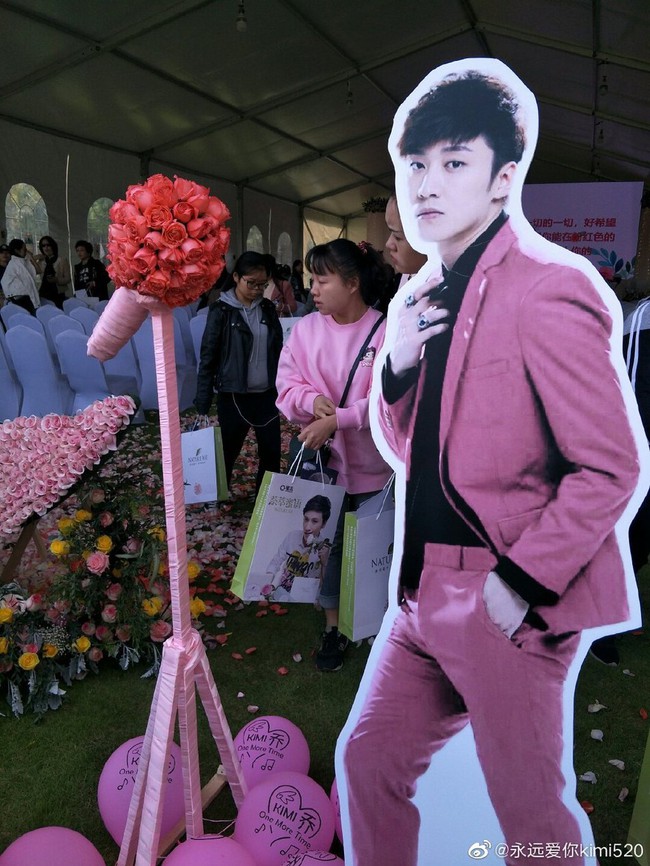 Hành động ý nghĩa của fan Trung trong ngày showbiz châu Á ngập tràn tang thương: Tiệc sinh nhật tuổi 32 màu hồng dành riêng cho tài tử quá cố Kiều Nhậm Lương - Ảnh 2.