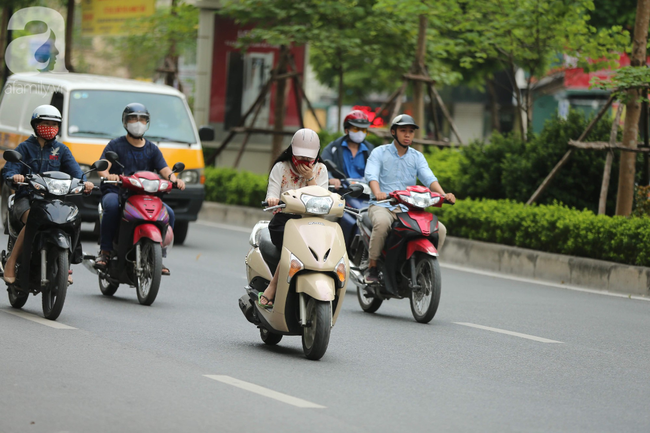 Miền Bắc nhiệt độ xuống 17 độ C, trẻ nhỏ co ro trong cái lạnh đầu mùa, người Hà Nội thích thú mặc áo ấm xuống phố - Ảnh 4.