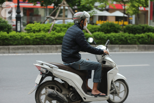 Trời se se lạnh, người dân Hà Nội thích thú mặc áo ấm xuống phố, miền Bắc nhiệt độ xuống thấp 17 độ C - Ảnh 5.