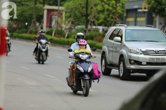 Miền Bắc nhiệt độ xuống 17 độ C, trẻ nhỏ co ro trong cái lạnh đầu mùa, người Hà Nội thích thú mặc áo ấm xuống phố - Ảnh 11.