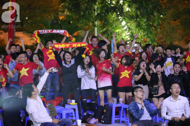 Hàng triệu CĐV vỡ òa khi Tiến Linh ghi bàn, Việt Nam dẫn trước Indonesia 3-0 - Ảnh 4.