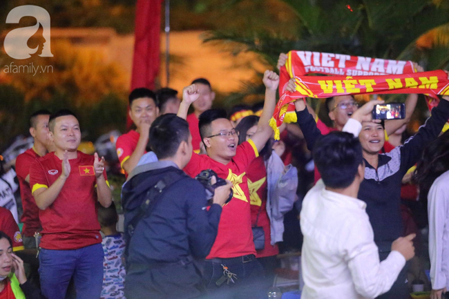 Hàng triệu CĐV vỡ òa khi Tiến Linh ghi bàn, Việt Nam dẫn trước Indonesia 3-0 - Ảnh 7.