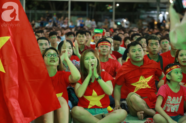 Hàng triệu CĐV vỡ òa khi Tiến Linh ghi bàn, Việt Nam dẫn trước Indonesia 3-0 - Ảnh 11.