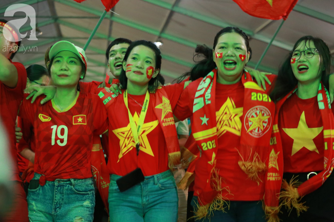 Hàng triệu CĐV vỡ òa khi Tiến Linh ghi bàn, Việt Nam dẫn trước Indonesia 3-0 - Ảnh 12.