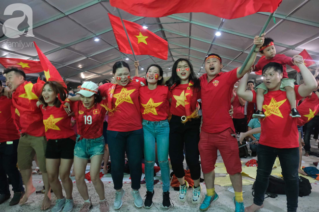 Hàng ngàn CĐV vỡ òa khi Duy Mạnh ghi bàn vào lưới Indonesia, Việt Nam dẫn trước 1-0 - Ảnh 8.