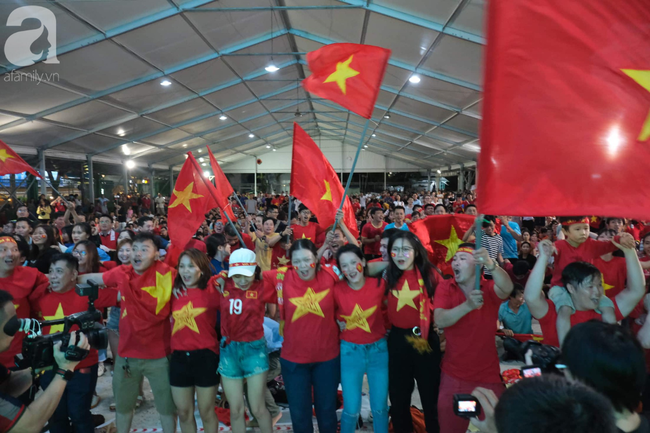 Hàng ngàn CĐV vỡ òa khi Duy Mạnh ghi bàn vào lưới Indonesia, Việt Nam dẫn trước 1-0 - Ảnh 1.