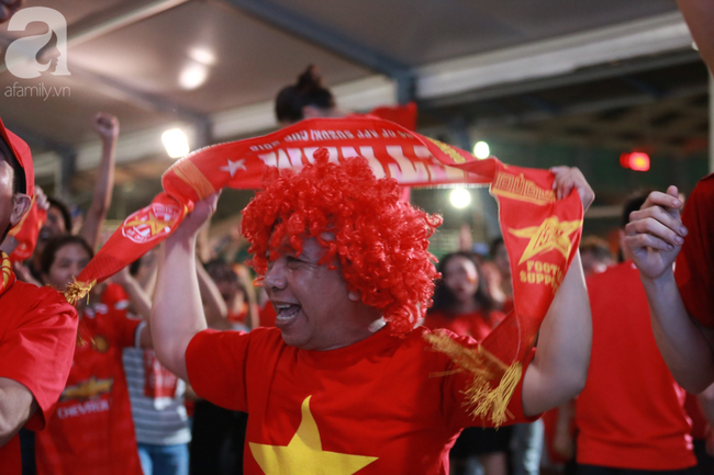 Thắng Indonesia 3-1, hàng ngàn CĐV Việt Nam hò reo, đổ ra đường ăn mừng chiến thắng thứ 2 liên tiếp tại vòng loại World Cup 2022 - Ảnh 2.