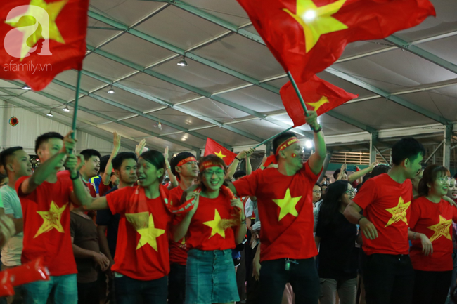 Thắng Indonesia 3-1, hàng ngàn CĐV Việt Nam hò reo, đổ ra đường ăn mừng chiến thắng thứ 2 liên tiếp tại vòng loại World Cup 2022 - Ảnh 3.