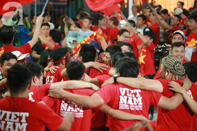 Thắng Indonesia 3-1, hàng ngàn CĐV Việt Nam hò reo, ôm nhau mừng chiến thắng thứ 2 liên tiếp tại vòng loại World Cup 2022 - Ảnh 3.