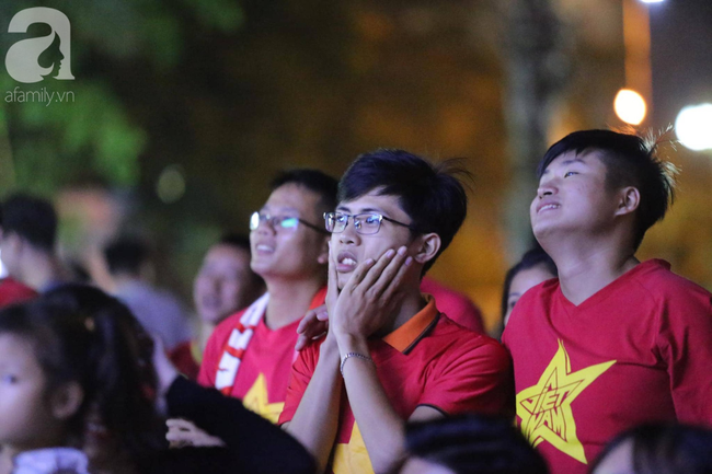 Thắng Indonesia 3-1, hàng ngàn CĐV Việt Nam hò reo, ôm nhau mừng chiến thắng thứ 2 liên tiếp tại vòng loại World Cup 2022 - Ảnh 10.