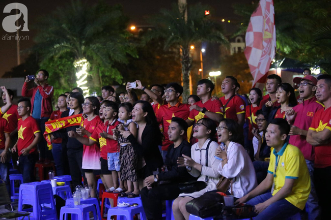 Thắng Indonesia 3-1, hàng ngàn CĐV Việt Nam hò reo, ôm nhau mừng chiến thắng thứ 2 liên tiếp tại vòng loại World Cup 2022 - Ảnh 11.