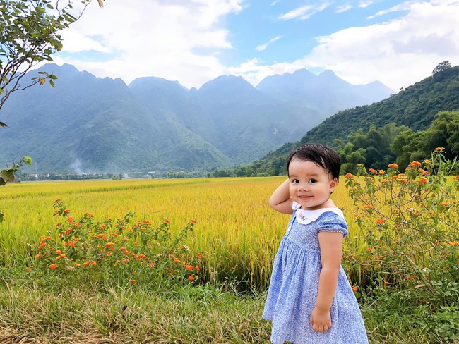 Bầu tháng cuối vẫn tung tăng đưa 3 con lên núi chơi, MC Minh Trang khiến hội chị em ngưỡng mộ vì hạnh phúc yên bình - Ảnh 4.