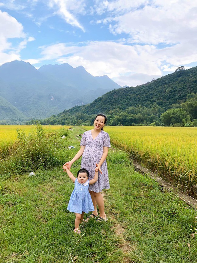 Bầu tháng cuối vẫn tung tăng đưa 3 con lên núi chơi, MC Minh Trang khiến hội chị em ngưỡng mộ vì hạnh phúc yên bình - Ảnh 3.