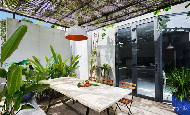 Ngôi nhà phố ngập tràn cây xanh và ánh nắng dù kín cổng cao tường ở Sài Gòn của cặp vợ chồng thành đạt quê gốc miền Trung - Ảnh 11. Ngôi nhà phố ngập tràn cây xanh và ánh nắng dù kín cổng cao tường ở Sài Gòn của cặp vợ chồng thành đạt quê gốc miền Trung - Ảnh 11.