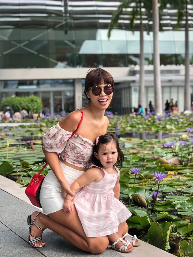 Sướng như bé Myla nhà siêu mẫu Hà Anh: Bố mẹ đưa sang tận Singapore đi thăm sở thú, diện toàn đồ hiệu đôi với mẹ mà thần thái nhiều lúc hơi khó hiểu - Ảnh 7.