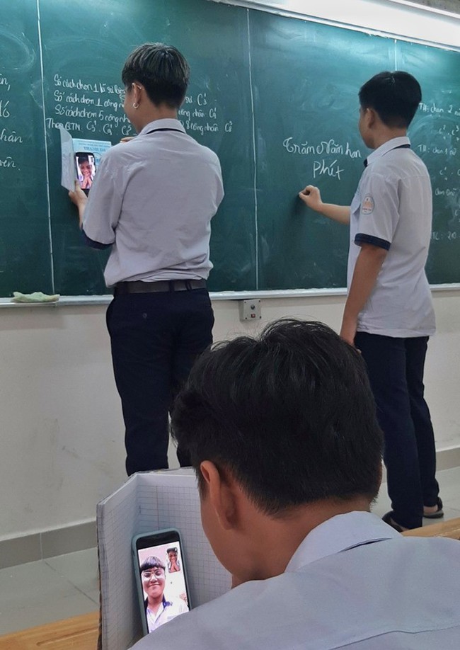 Bị gọi lên bảng nhưng không biết làm bài, cậu học sinh nghĩ ra độc chiêu cầu cứu bạn học cực khó đỡ, ai thấy cũng cười bò - Ảnh 1. Bị gọi lên bảng nhưng không biết làm bài, cậu học sinh nghĩ ra độc chiêu cầu cứu bạn học cực khó đỡ, ai thấy cũng cười bò - Ảnh 1.