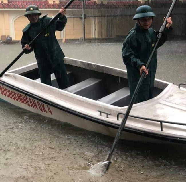 ẢNH: TP Vinh chìm trong biển nước, người dân bì bõm trên đường sau 2 ngày mưa lớn  - Ảnh 21.