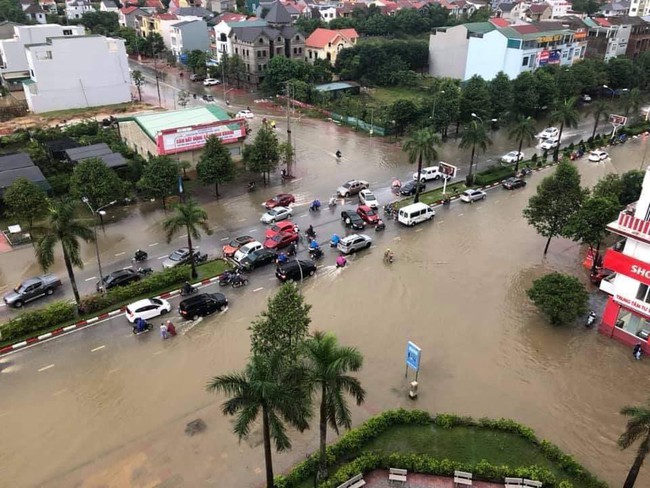 Thành phố Vinh và nhiều địa phương miền Trung chìm trong biển nước sau 2 ngày mưa lớn  - Ảnh 10.