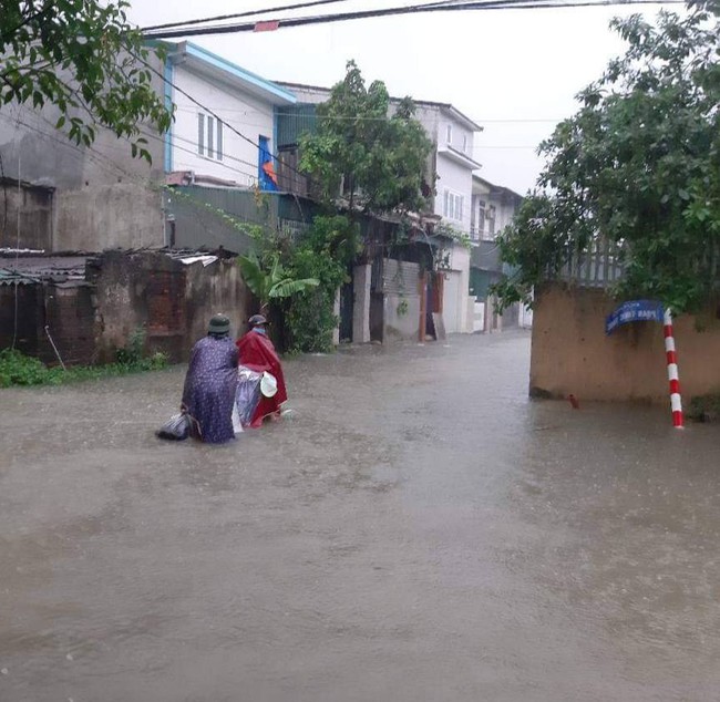 ẢNH: TP Vinh chìm trong biển nước, người dân bì bõm trên đường sau 2 ngày mưa lớn  - Ảnh 16.