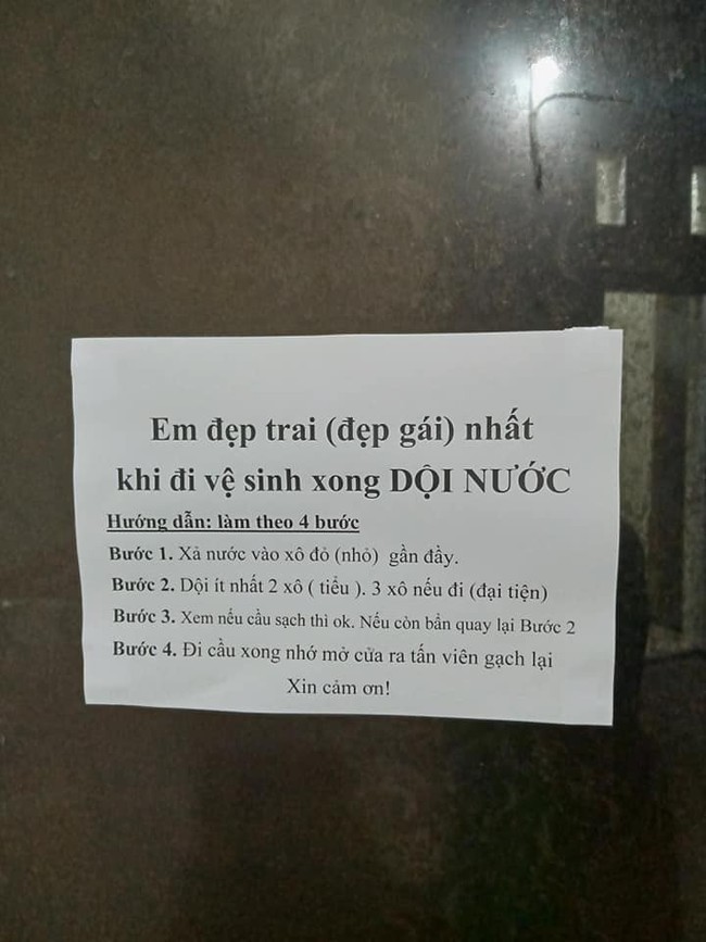 Sợ học sinh đi WC không dội nước, thầy giáo làm bảng hướng dẫn tỉ mỉ từng bước, ai đọc xong cũng phì cười vì quá lầy lội - Ảnh 2.