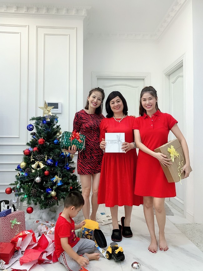 Thủy Anh khoe xuống phố cùng Đăng Khôi bị tưởng anh em vì giống nhau, nhưng người phụ nữ ở giữa mới là tâm điểm chú ý - Ảnh 4. Thủy Anh khoe xuống phố cùng Đăng Khôi bị tưởng anh em vì giống nhau, nhưng người phụ nữ ở giữa mới là tâm điểm chú ý - Ảnh 4.