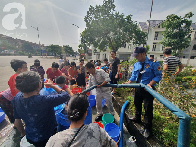 Ngày hôm qua Ban quản trị đã liên hệ xin hỗ trợ từ công ty nước sạch Hà Nội nhưng do quá tải, không đủ điều kiện cung cấp. Hôm nay bà con đành tiếp tục bơm nước của sông Đà vào dùng