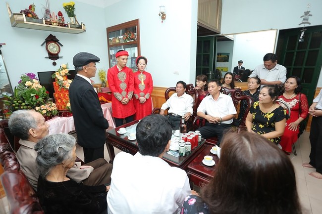 Mưa lớn kèm theo ngập lụt, chú rể cùng nhà trai &quot;bơi&quot; quãng đường 4km sang nhà gái đưa sính lễ - Ảnh 5.