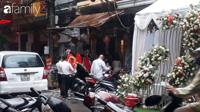 Ngày vui trọng đại chờ mong suốt bao năm nhưng dân tình không hiểu sao Lưu Đê Li &quot;trốn&quot; quá kỹ, chỉ thấy chú rể xuất hiện - Ảnh 5.