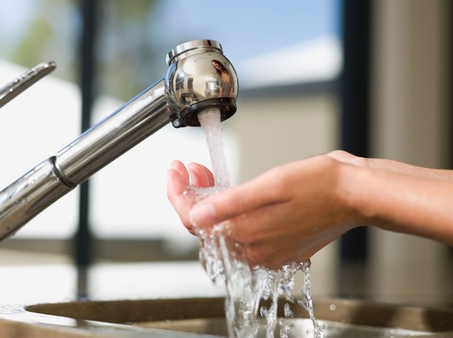 Những cách hiệu quả và nhanh chóng giúp bạn xử lý nước an toàn sử dụng ngay tại nhà - Ảnh 2.