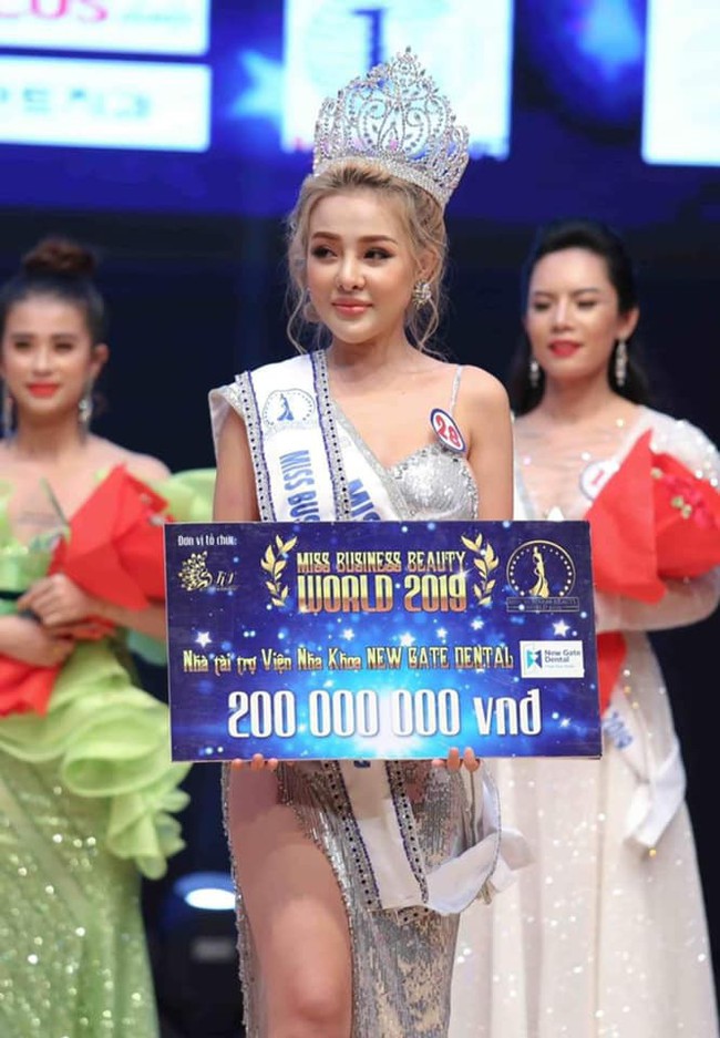 Sau lùm xùm chuyện tình cảm với Lương Bằng Quang, Ngân 98 bất ngờ đoạt giải Á hậu Doanh nhân Sắc đẹp Toàn cầu 2019 - Ảnh 1.