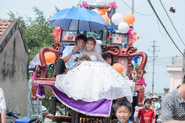 Màn rước dâu &quot;cồng kềnh&quot; nhất là đây: Mang cả ghế salon đặt lên xe hoa để đưa vợ về nhà tại Nghệ An! - Ảnh 3.