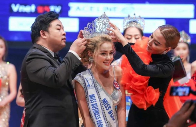 Sau lùm xùm chuyện tình cảm với Lương Bằng Quang, Ngân 98 bất ngờ đoạt giải Á hậu Doanh nhân Sắc đẹp Toàn cầu 2019 - Ảnh 2.