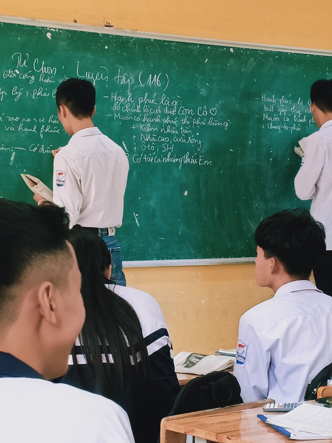 Trong giờ học tự chọn cô giáo hỏi "hạnh phúc là gì?", học sinh đưa ra câu trả lời khiến cô cũng phải câm nín - Ảnh 1. Trong giờ học tự chọn cô giáo hỏi "hạnh phúc là gì?", học sinh đưa ra câu trả lời khiến cô cũng phải câm nín - Ảnh 1.