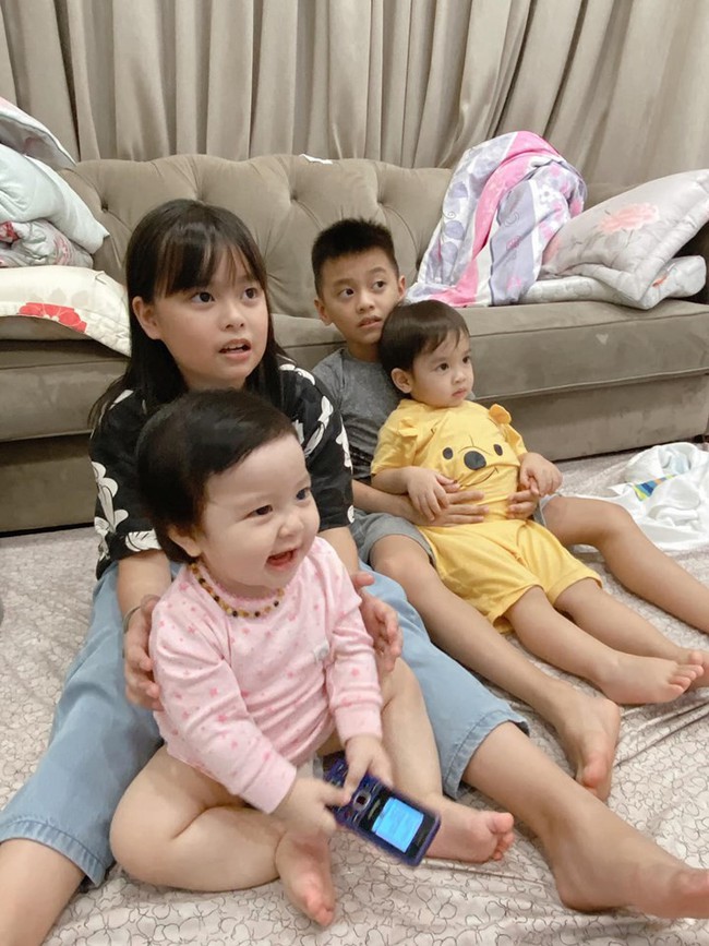 Mới ngày nào chào đời khóc oe oe, bé như củ cải, giờ Sam Sam nhà Hằng Túi đã đứng vững, sắp chạy theo anh Sữa đến nơi - Ảnh 6. Mới ngày nào chào đời khóc oe oe, bé như củ cải, giờ Sam Sam nhà Hằng Túi đã đứng vững, sắp chạy theo anh Sữa đến nơi - Ảnh 6.