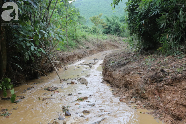 Nạo vét hiện trường vụ đổ trộm dầu đầu nguồn nước sông Đà: Công nhân nạo vét phải bịt mũi vì mùi khét nồng nặc của dầu thải dưới lòng suối - Ảnh 3.