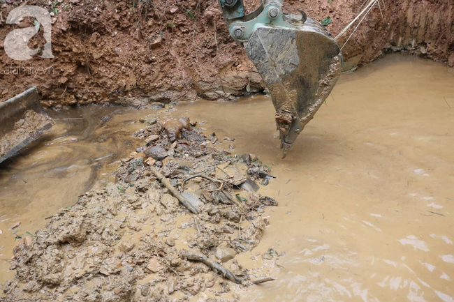 Nạo vét hiện trường vụ đổ trộm dầu đầu nguồn nước sông Đà: Công nhân nạo vét phải bịt mũi vì mùi khét nồng nặc của dầu thải dưới lòng suối - Ảnh 4.