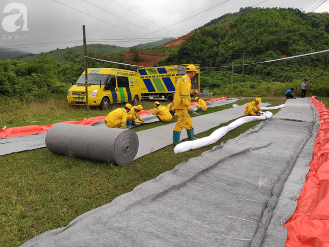 Đang triển khai lắp đặt hệ thống lưới lọc dầu trên suối Trâm và hồ Đầm Bài - Ảnh 1.