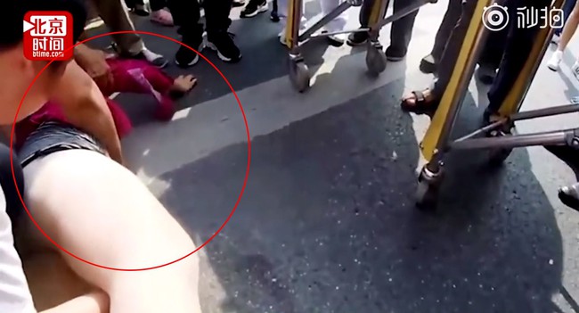 Đoạn video người phụ nữ đi ngược chiều và bị xe tông liên tiếp 2 lần khiến ai cũng hoảng sợ, nhưng thái độ cư dân mạng lại phẫn nộ - Ảnh 5. Đoạn video người phụ nữ đi ngược chiều và bị xe tông liên tiếp 2 lần khiến ai cũng hoảng sợ, nhưng thái độ cư dân mạng lại phẫn nộ - Ảnh 5.
