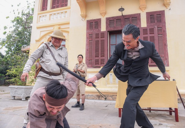 &quot;Tiếng sét trong mưa&quot;: Gây sốc với cảnh đánh vợ, đánh con trai suýt chết, Khải Duy - Cao Minh Đạt giãi bày  - Ảnh 1.