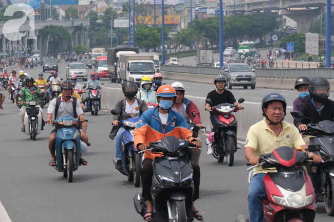 TP.HCM lại bị sương mù bao phủ, bụi giăng mịt mờ giữa ban ngày - Ảnh 3.