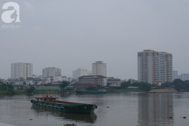 TP.HCM lại bị sương mù bao phủ, bụi giăng mịt mờ giữa ban ngày - Ảnh 11.